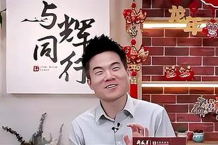 曼联&森林名宿杰夫-怀特福特现场观战，似乎在看台睡着了？